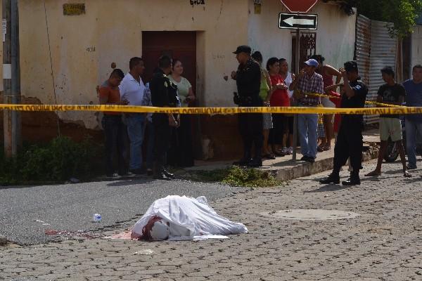 Agentes observan  cadáver de Cerezo.