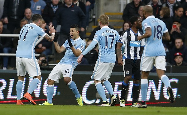 El delantero argentino, Sergio Agüero, es segundo jugador en llegar más rápido a los cien. (Foto Prensa Libre: AFP).