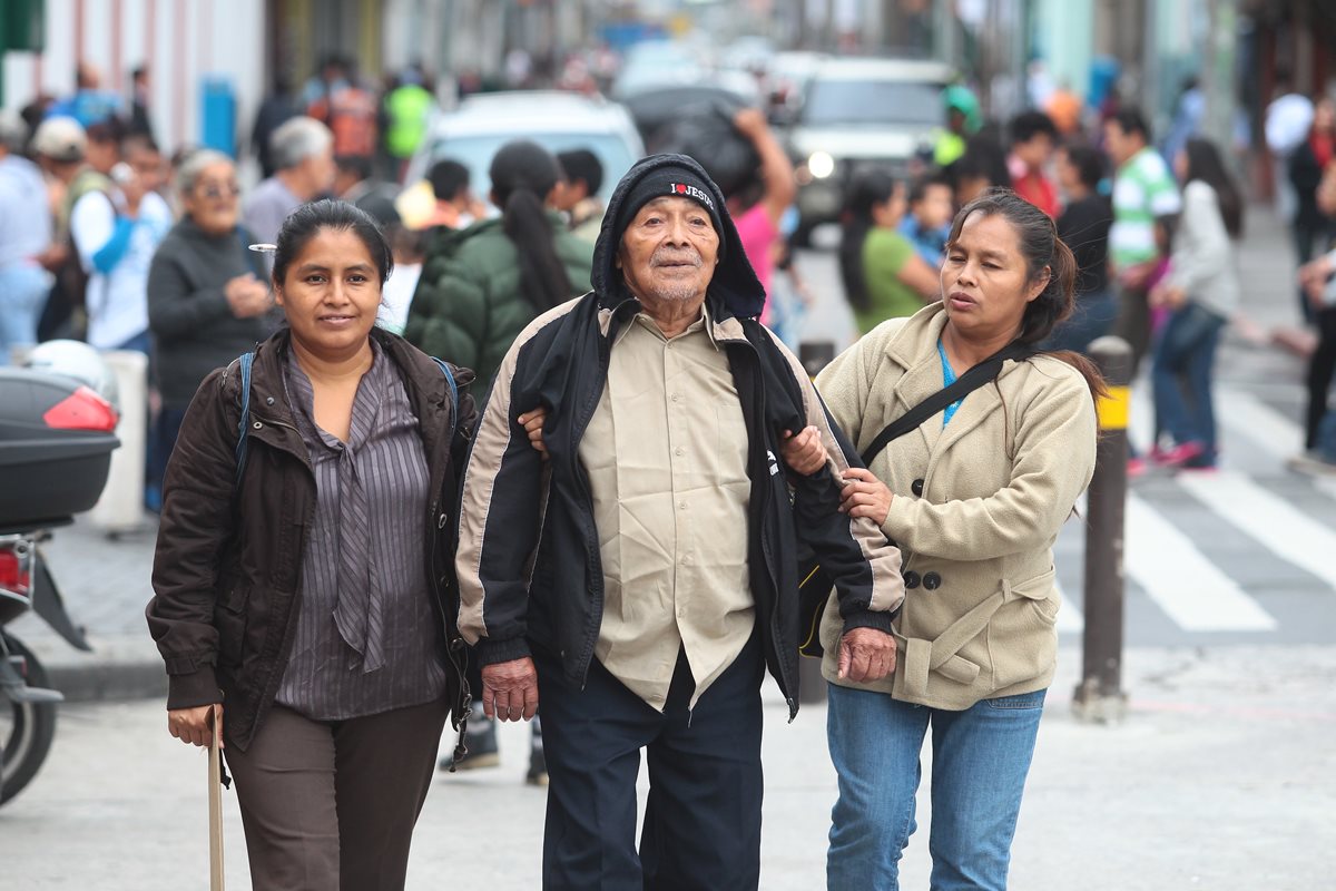 Con abrigos las personas se protegen del frío para evitar enfermedades. (Foto Prensa Libre: Hemeroteca PL)