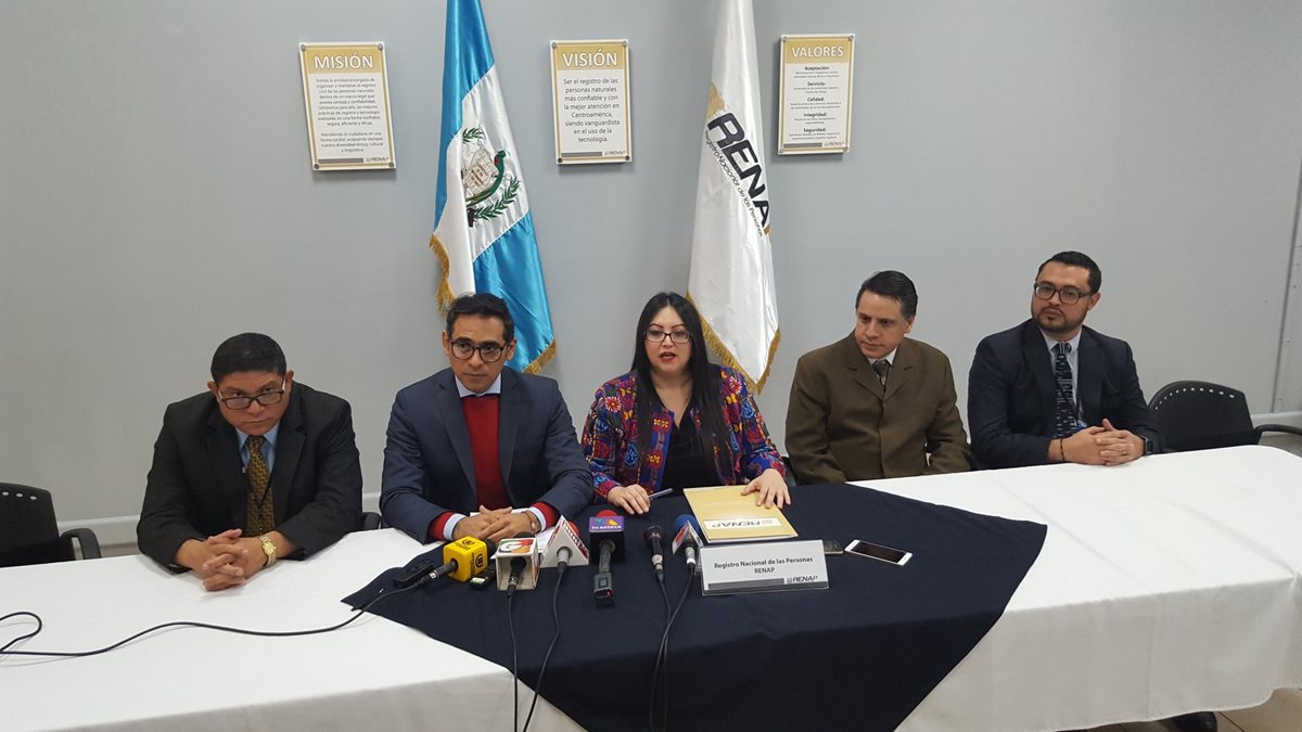 Directivos del Renap explican los pormenores de la reunión de esta tarde. (Foto Prensa Libre: Geovanni Contreras)