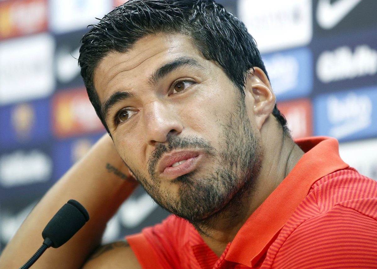 Luis Suárez, durante la rueda de prensa, en la que ha dicho estar convencido de que Leo Messi "recapacitará y tendrá consciencia de volver" a la selección argentina. (Foto Prensa Libre: EFE)