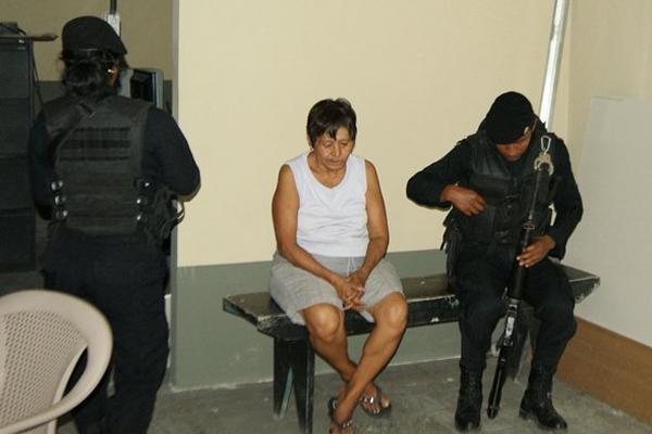 María Eugenia De la Cruz, sindicada de distribución y venta de droga, permanece en la Comisaría 24, en Zacapa. (Foto Prensa Libre: cortesía PNC)