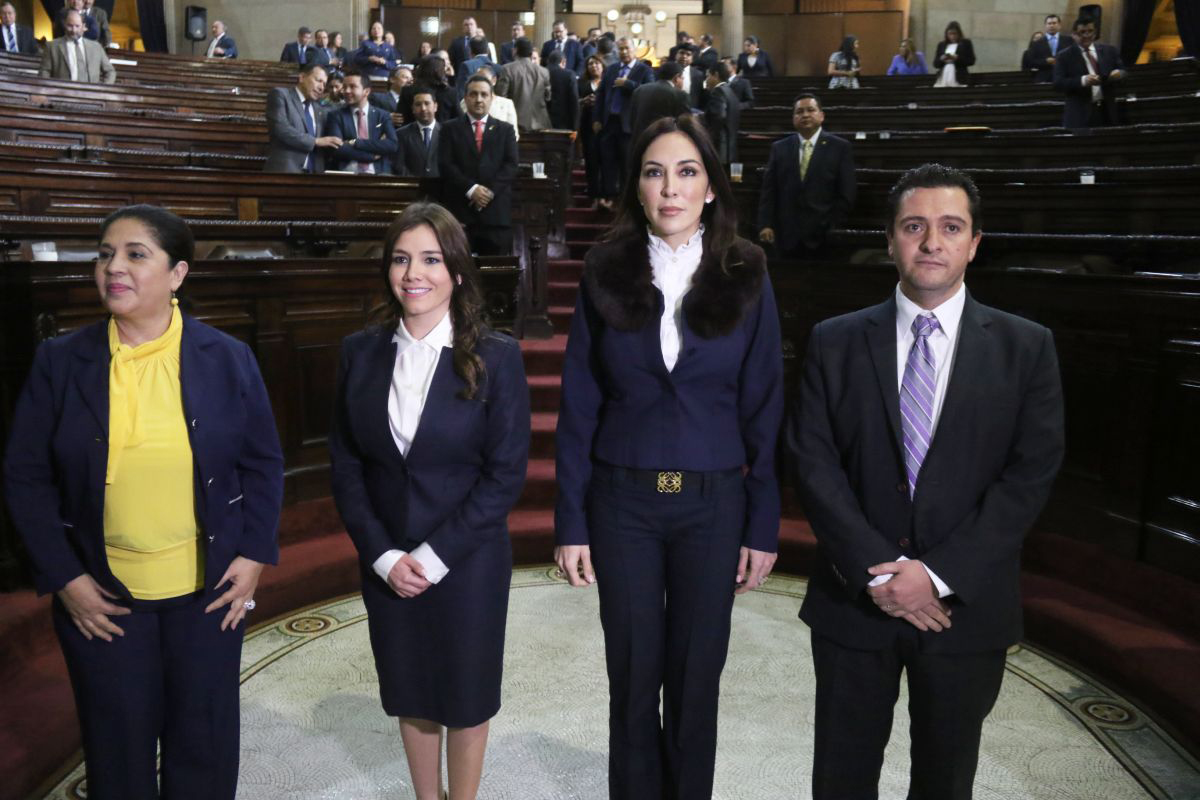 La Secretaria y Subsecretaria ejecutivas de Conamigua, al momento de ser juramentadas en el Congreso.(Foto Prensa Libre:Hemeroteca PL)