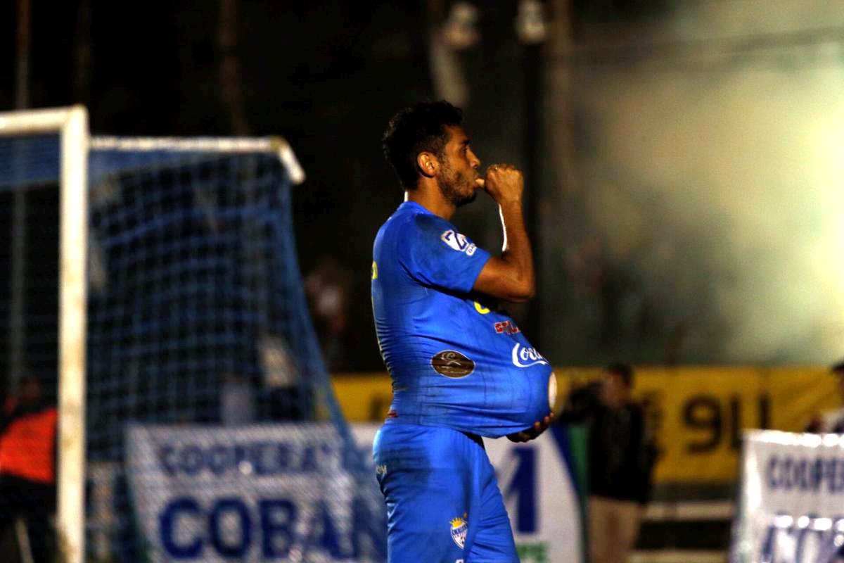 Danilo Guerra dedicó el gol al hijo que espera con su esposa. (Foto Prensa Libre: Eduardo Sam Chun)