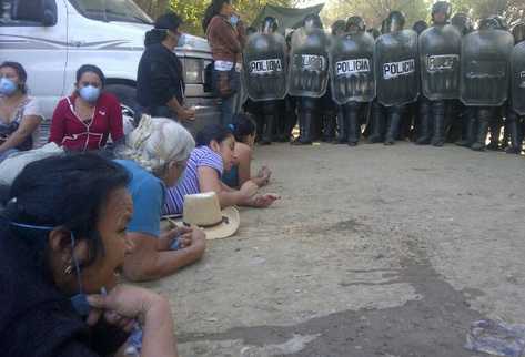 Desalojo de pobladores en mina en San José del Golfo. (Foto Prensa Libre: Estuardo Paredes)