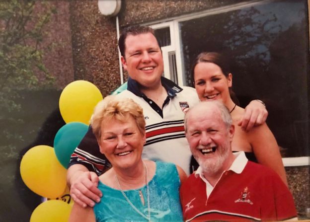 Robyn con su hermano Gareth y sus padres Marjorie y David.