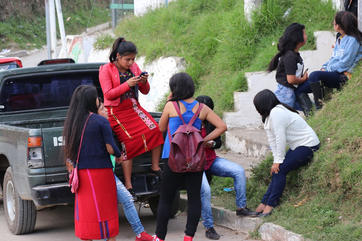 Estudiantes de Nebaj, Quiché. El magisterio podría ser restablecido luego de que una escuela de ese municipio ganó la batalla legal. (Foto Prensa Libre: Héctor Cordero)