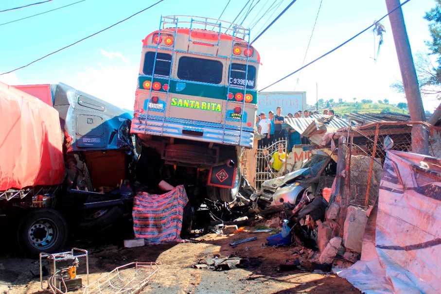 En la mayoría de percances ocurridos en Cuatro Caminos se han visto involucradas unidades del transporte pesado. (Foto Prensa Libre: María José Longo)