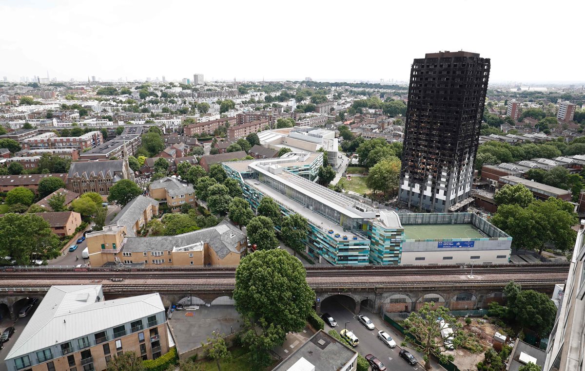 Restos de la torre de aprtamentos populares de Grenfell en Kensington, Londres del oeste. (AFP).