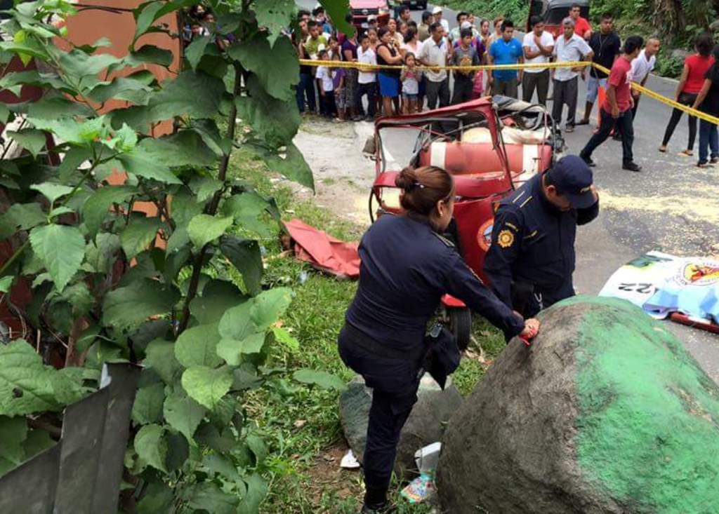 Curiosos permanecen en el lugar donde ocurrió la tragedia. (Foto Prensa Libre: @CBMDEPTAL).