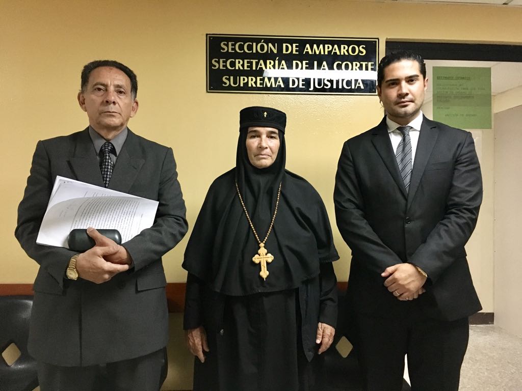 Madre Inés Ayau, junto a los abogados Hugo Marroquín – izquierda- y Juan Pablo Gutiérrez, luego de que se interpuso amparo. (Foto Prensa Libre: Cortesía).