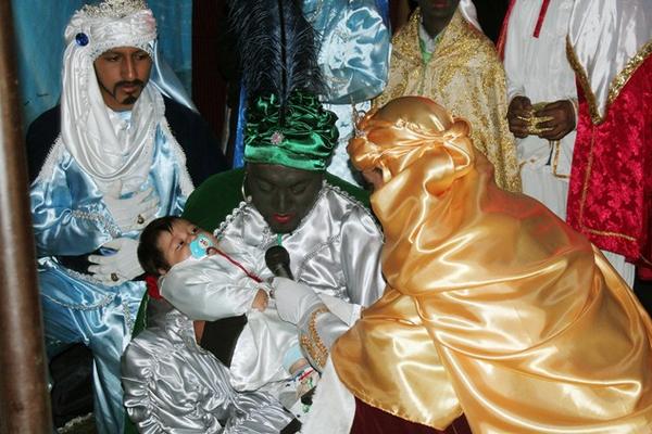 Representación de  la visita de los sabios de Oriente a  la Virgen María, José y el Niño Dios, por el grupo Seis de Enero, de Salcajá, Quetzaltenango. (Foto Prensa Libre: Alejandra Martínez)