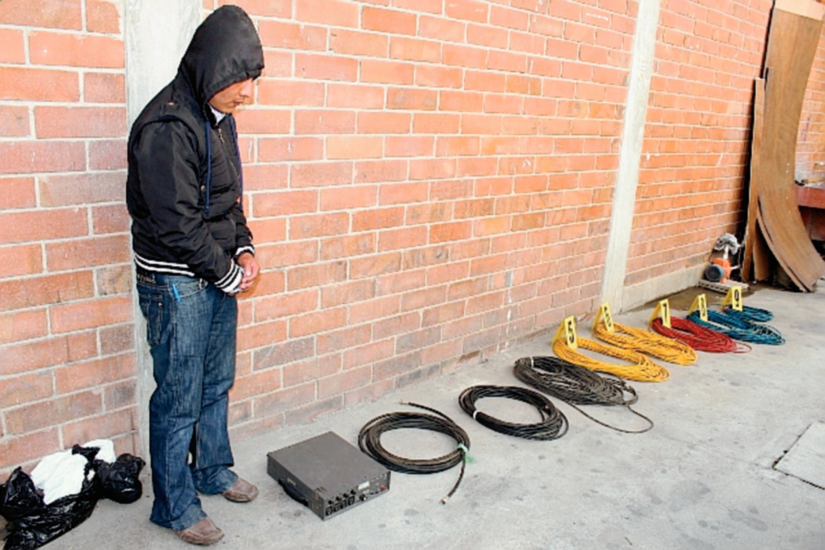 Una persona capturada y equipo decomisado fue el resultado de los allanamientos en tres radios ilegales en Chichicastenango, Quiché. (Foto Prensa Libre: Óscar Figueroa)