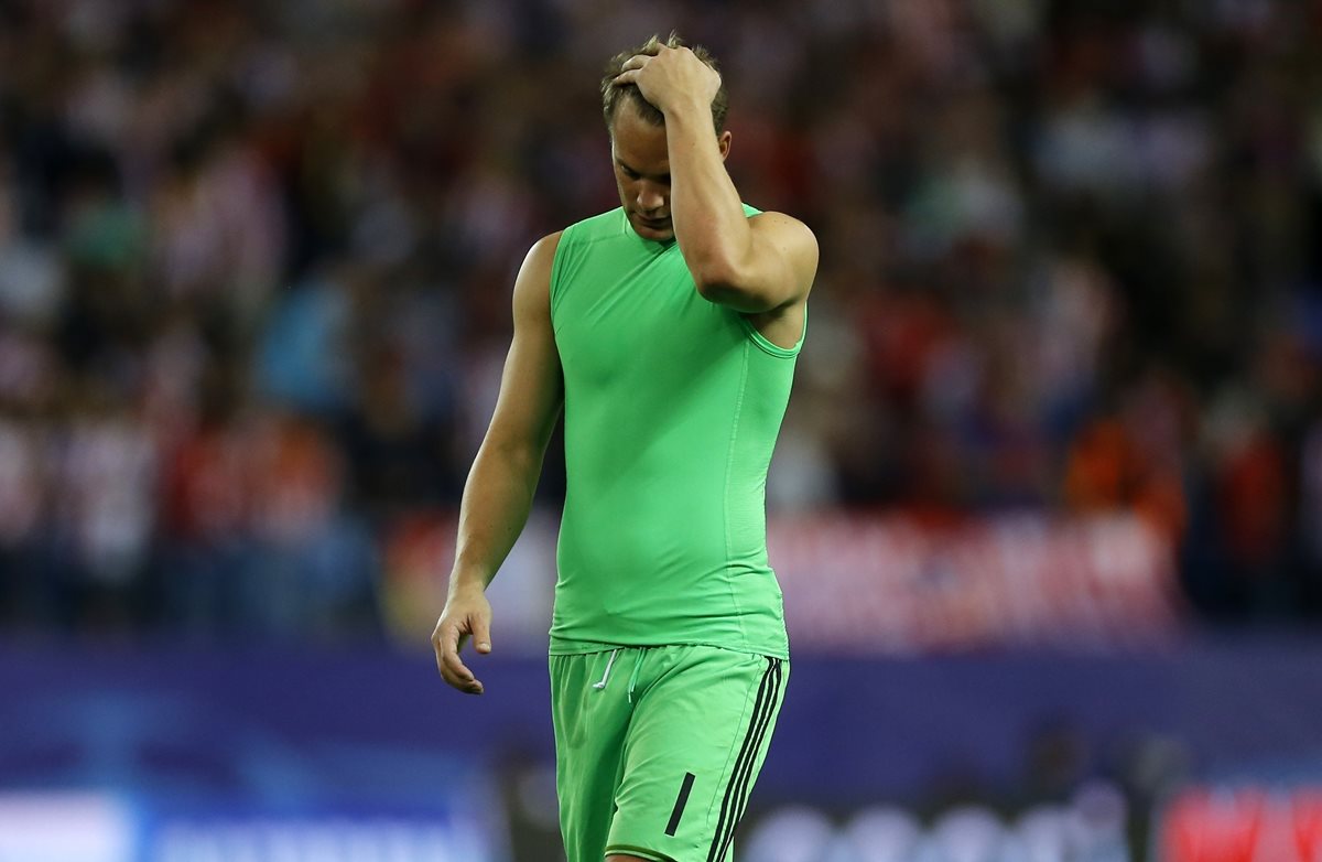 Manuel Neuer se lamenta al finalizar el encuentro frente al Real Madrid en la Champions League. (Foto Prensa Libre: AP)