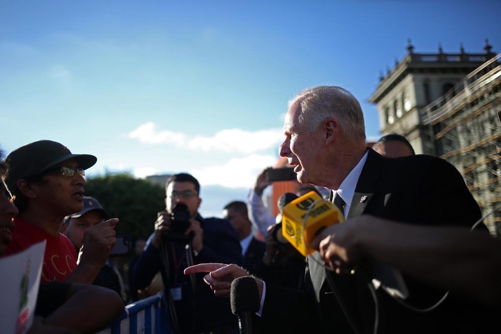 El alcalde capitalino, Álvaro Arzú, increpó a un grupo de manifestantes frente a la Plaza de la Constitución previo a la conmemoración de la firma de los Acuerdos de Paz. (Foto Prensa Libre: EFE)