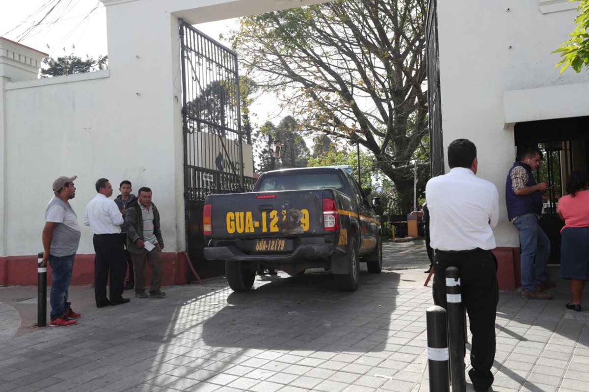 En la morgue informaron que los siete reos fueron ejecutados con disparos a la cabeza. (Foto Prensa Libre: Estuardo Paredes)