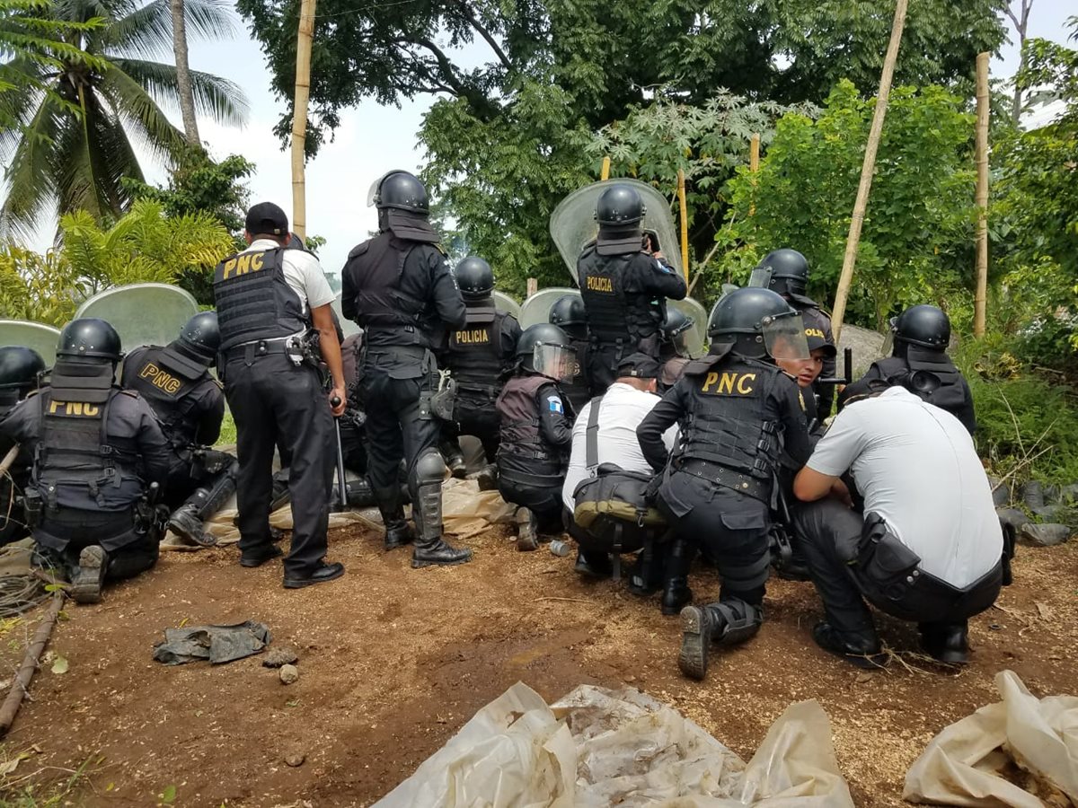 Agentes de la PNC disuelven manifestación en el km 216.5 de la ruta al Suroccidente. (Foto Prensa Libre: Hemeroteca PL)