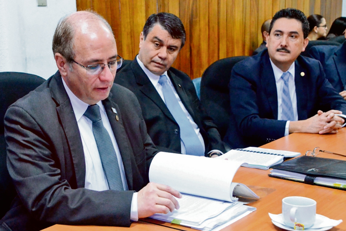 funcionarios de la SIB, encabezados por el superintendente, José Alejandro Arévalo (i), analizaron la nueva ley con sectores involucrados en el tema.