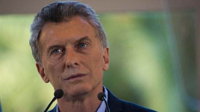 Macri cada vez se queda con menos cartas para resolver el problema de confianza que generan su gobierno y Argentina. FOTO: AFP