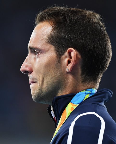 El francés Renaud Lavillenie llora después de que fue abucheado por la afición brasileña, en la premiación de salto con pértiga, pese a que ganó el brasileño Thiago Braz (Foto Prensa Libre: AFP)