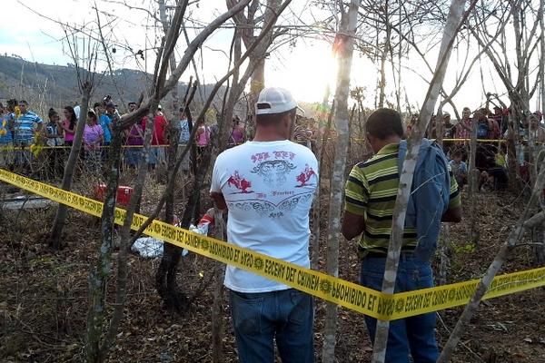 La policía acordonó el área donde fue encontrado Oscar Leonel Pérez. (Foto Prensa Libre: Héctor Contreras)