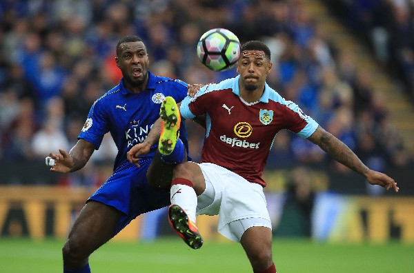 Andre Gray del Burnley (izquierdo) fue suspendido cuatro partidos por unos mensajes homófobos. (Foto Prensa Libre: AP)