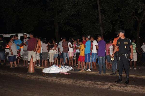 Autoridades y curiosos obervan el cadáver de la mujer que viajaba con su familia en una motocicleta, a las 23 horas del sábado, en San Antonio, Suchitepéquez. (Foto Prensa Libre: Danilo López) <br _mce_bogus="1"/>