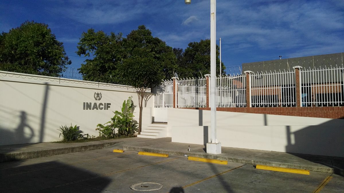 Morgue de la ciudad de Jutiapa a donde fueron trasladados los cadáveres de la mujer y sus dos hijos. (Foto Prensa Libre: Hugo Oliva).