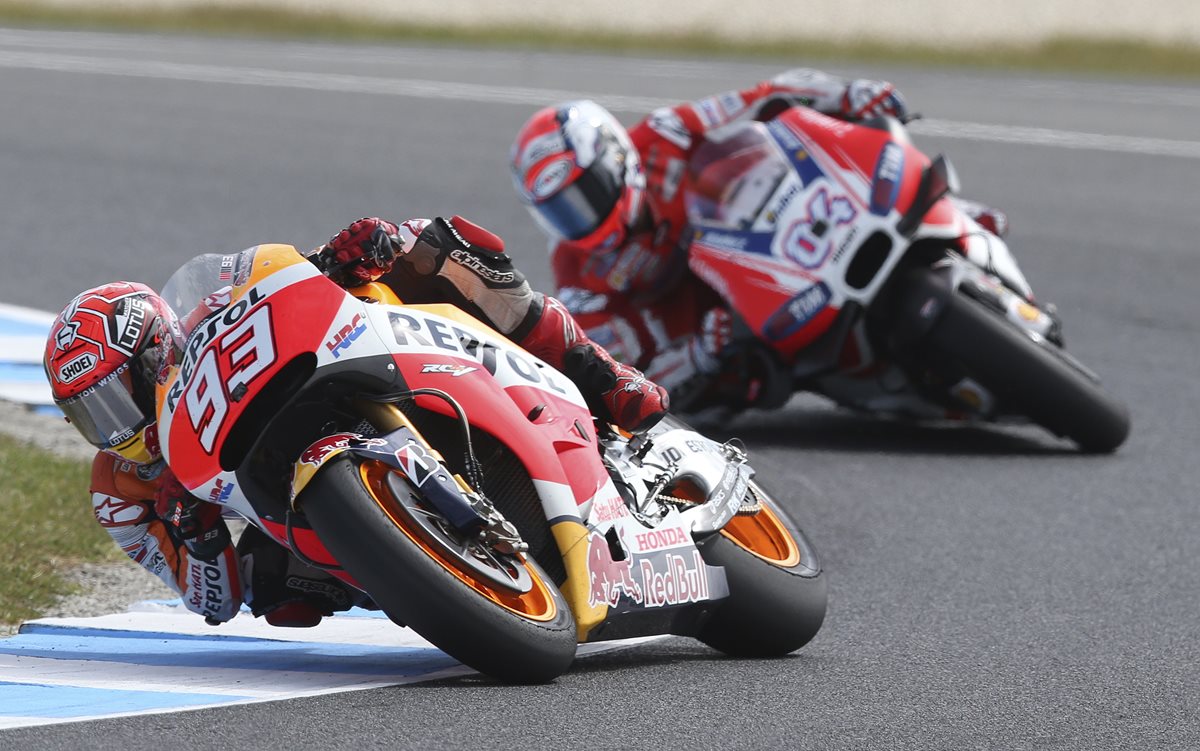 Marc Marquez seguido de Andrea Dovizioso durante los ensayos de este viernes. (Foto Prensa Libre: AP)