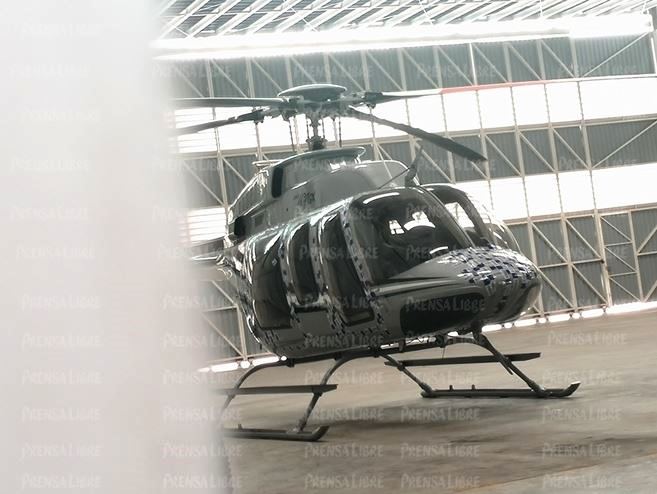 El helicóptero permanece en un hangar del aeropuerto La Aurora, inmovilizado por el MP. (Foto Prensa Libre: Estuardo Paredes)