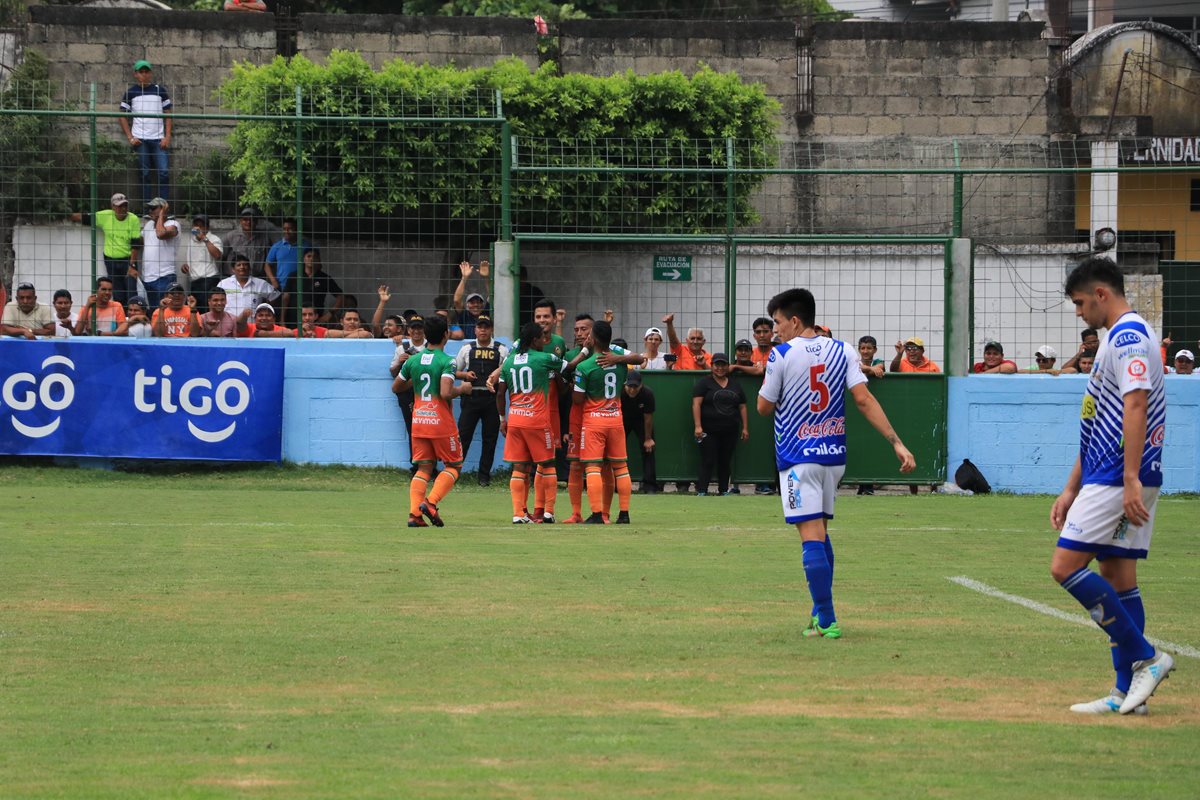 Siquinalá aprovechó su partido de la fecha 15 contra Suchitepéquez para alejarse de la zona del descenso y hundir a su rival (Foto Prensa Libre: Carlos Paredes)