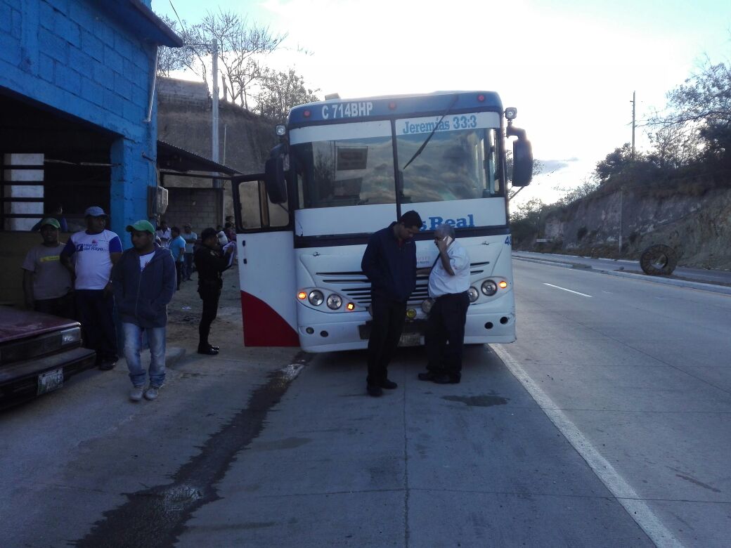 Autobús en el que los usuarios fueron asaltados en la ruta al Atlántico. (Foto Prensa Libre: Hugo Oliva).