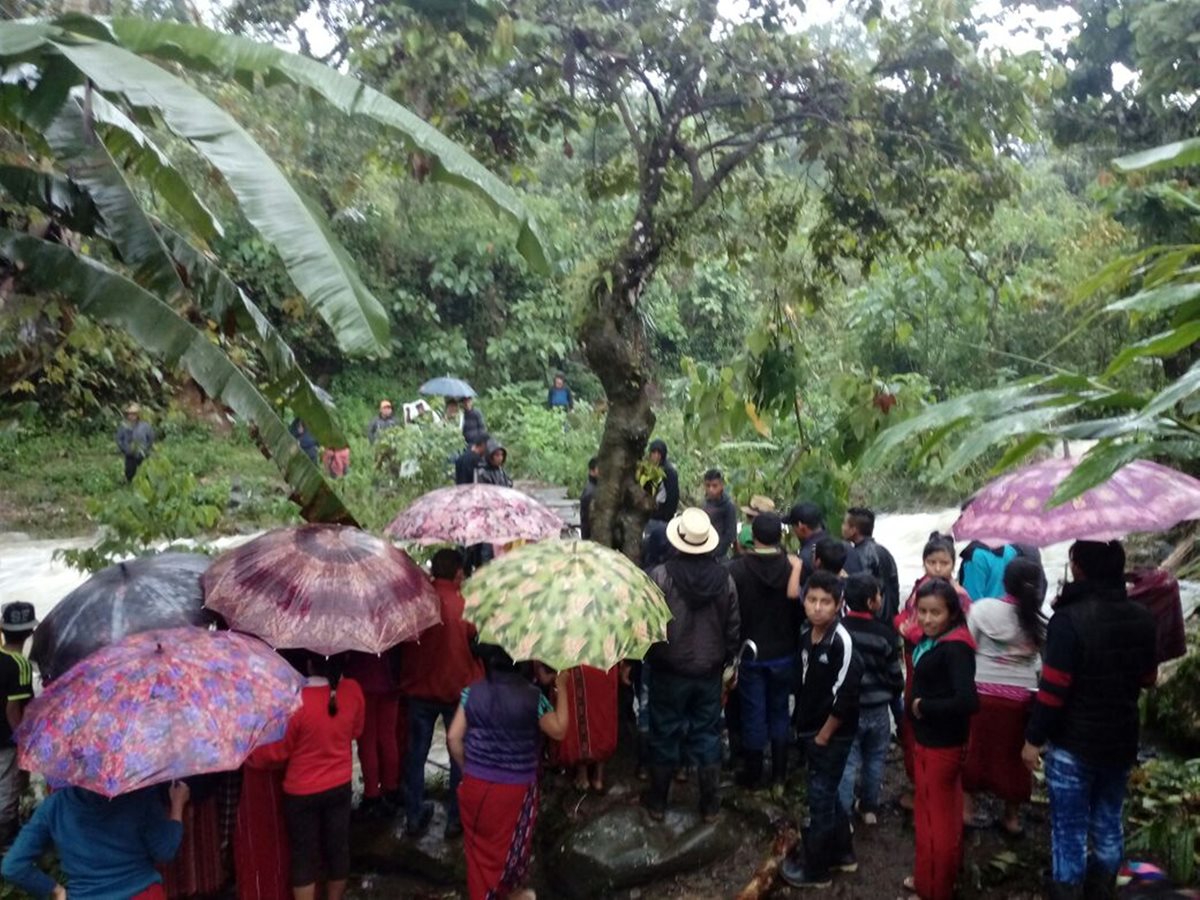 Vecinos permanecen en el lugar donde se registró el incidente en la aldea Jala Las Flores, Chajul. (Foto Prensa Libre: Héctor Cordero).