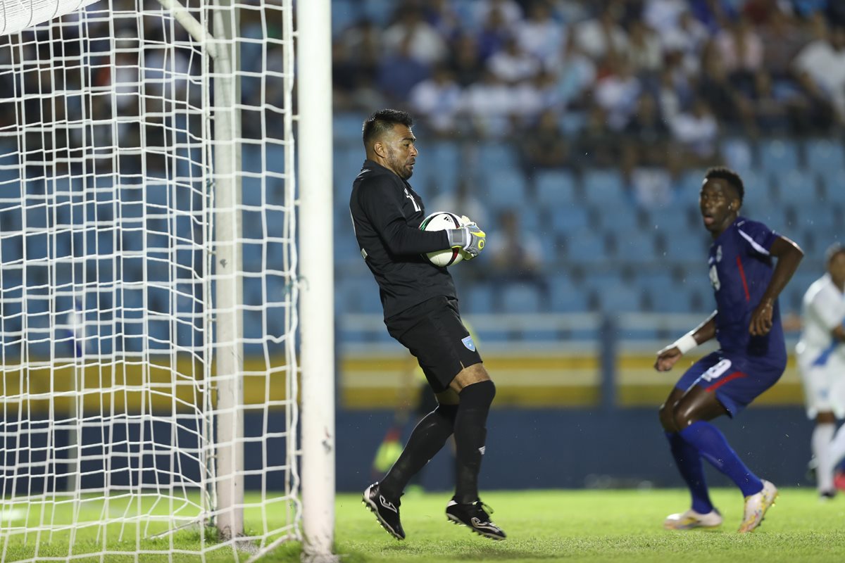 Paulo Motta, portero de Guatemala, evita la caída de su portería. (Foto Prensa Libre: Fransciso Sánchez).