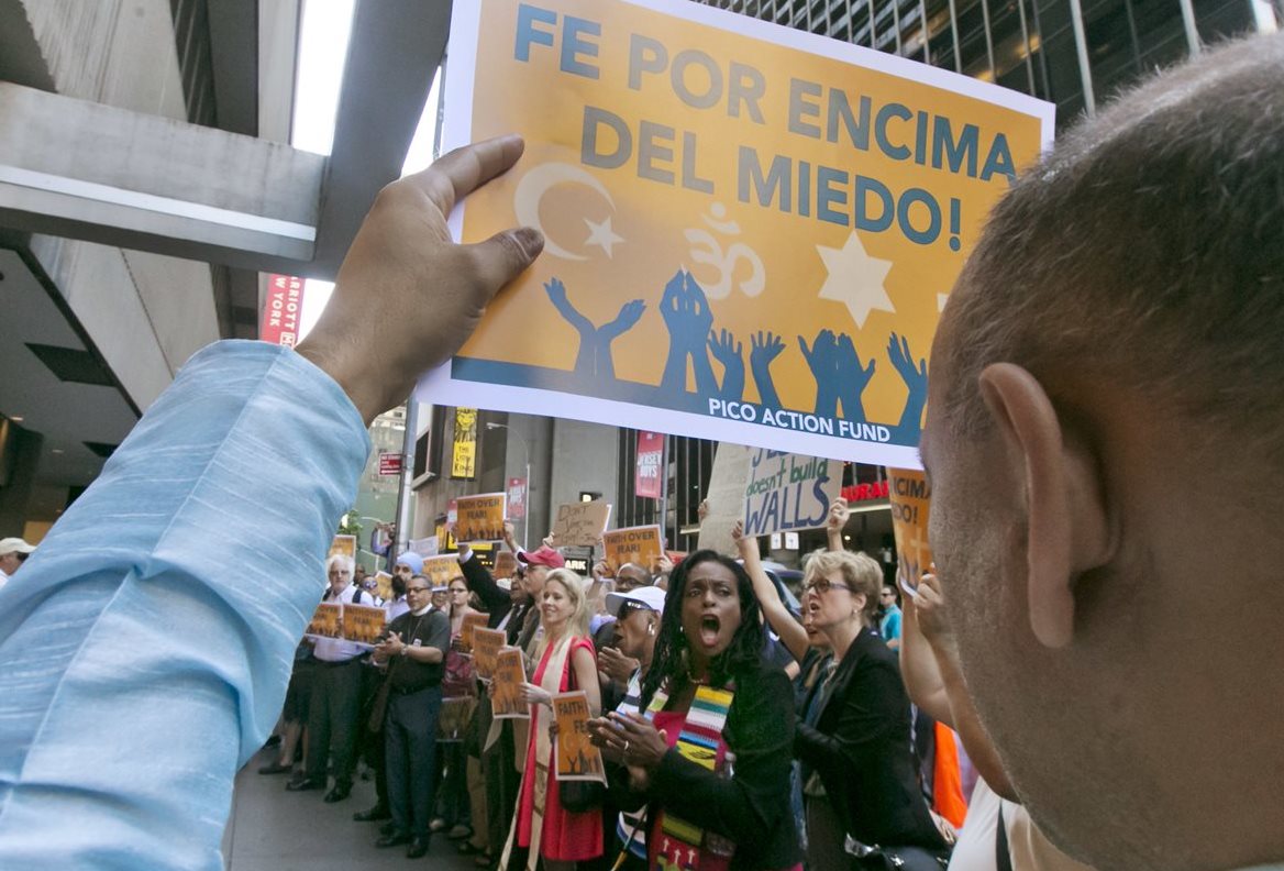 Varias personas se manifiestan en contra del encuentro de Trump con líderes religiosos. (Foto Prensa Libre: AP).