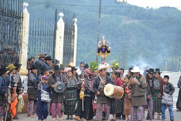 Cofrades de Sololá acompañan la procesión del Santísimo Sacramento, este Jueves de Corpus. (Foto Prensa Libre, Édgar Sáenz)<br _mce_bogus="1"/>