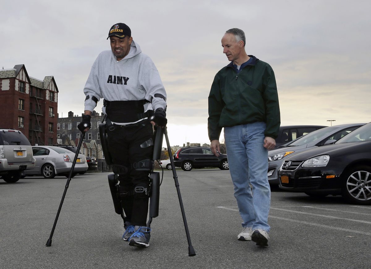 Esta tecnología ayudará a miles de veteranos con parálisis a caminar de nuevo (Foto Prensa Libre: AP).