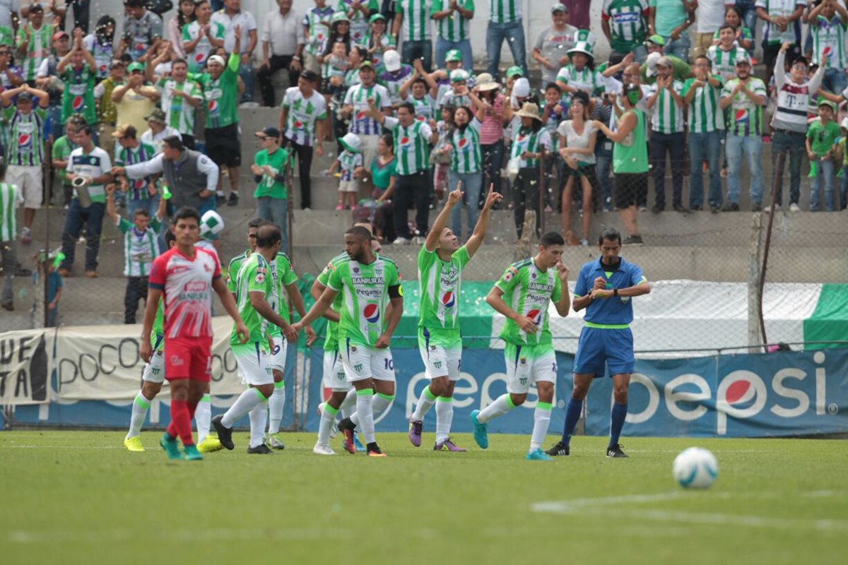 Agustín Herrera agradece a Dios por la anotación mientras sus compañeros festejan. (Foto Prensa Libre: Norvin Mendoza)