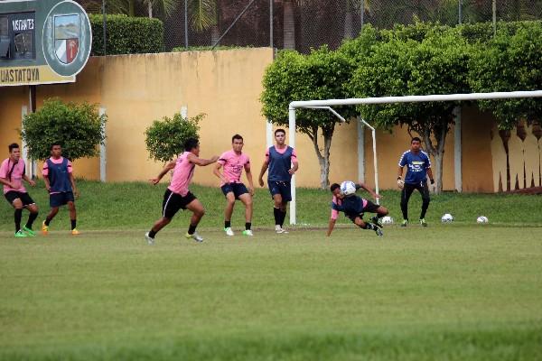 Jugadas a balón parado ha practicado Guastatoya para el juego por el ascenso contra Sacachispas. (Foto Prensa Libre: Hugo Oliva Rossill)