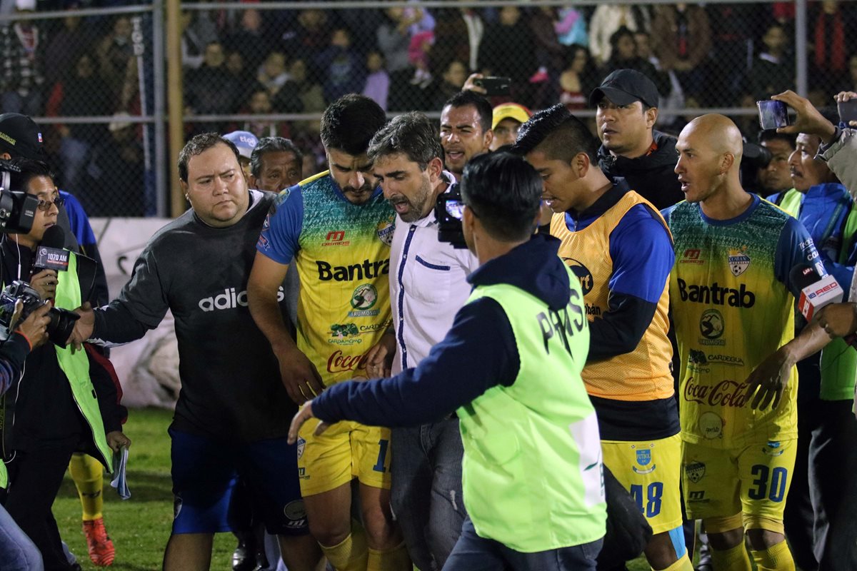 Fabricio Benítez técnico de Cobán sufrió una descompensación luego de la trifulca.