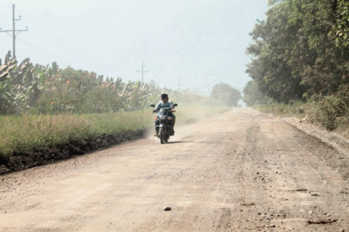 Polvo se levanta por el viento y el desplazamiento de vehículos en un tramo vial en Tiquisate, Escuintla. (Foto Prensa Libre: Enrique Paredes)