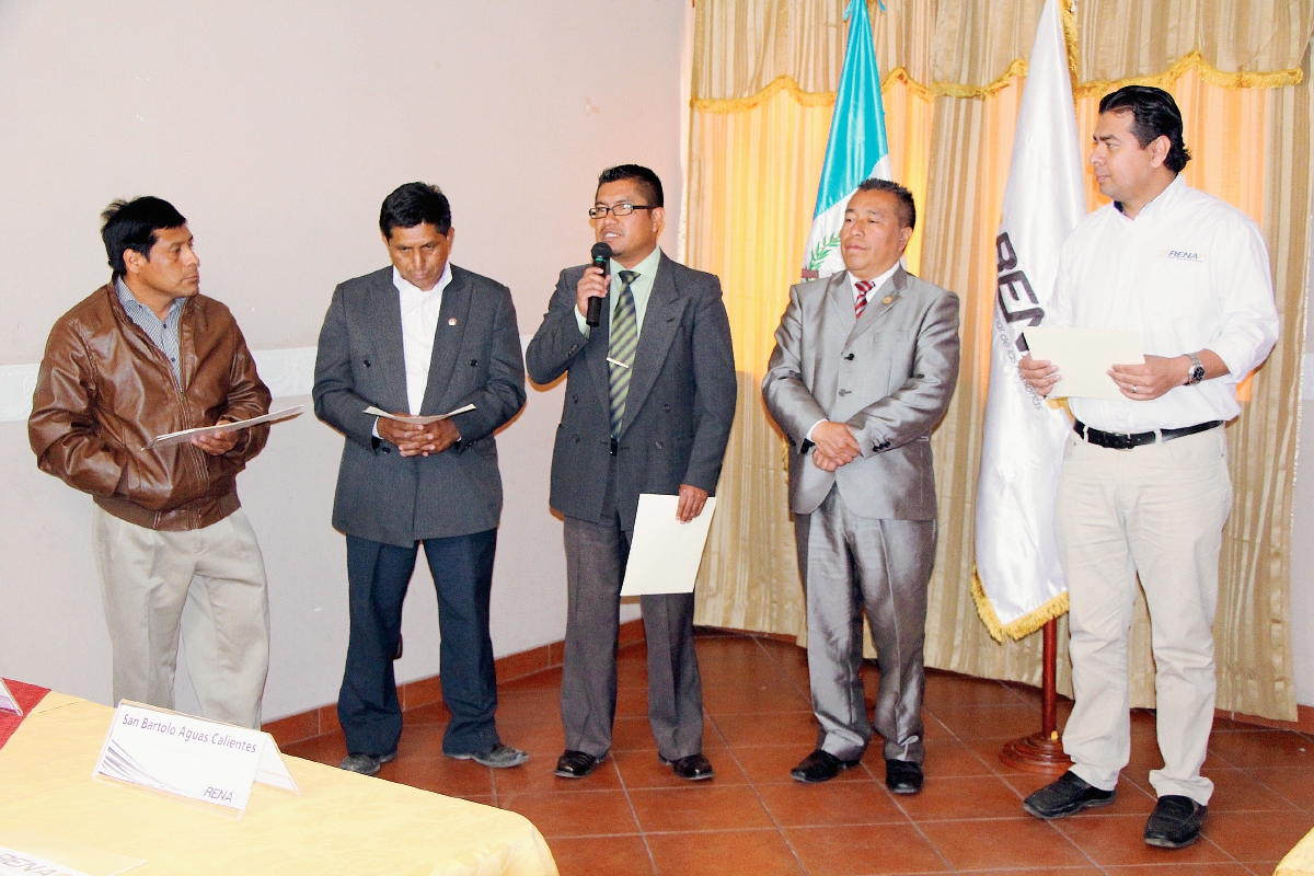 Autoridades municipales y representantes del Renap participan en acto que declara libre de subregistro seis  municipios de Totonicapán. (Foto Prensa Libre: Édgar Domínguez)