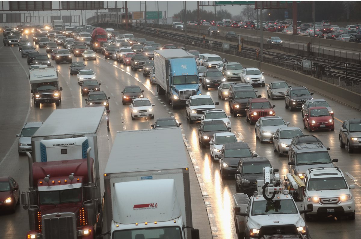 Alta carga vehicular en una carretera principal en Chicago, EE. UU., por el asueto del Día de Acción de Gracias. (Foto Prensa Libre: AFP).