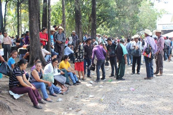 Vecinos se quedaron sin recibir los víveres que entregaría la vicepresidenta Roxana Baldetti. (Foto Prensa Libre: Óscar González)<strong></strong>