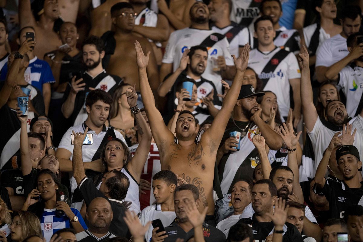 Aficionados del Vasco da Gama apoyan a su equipo durante el duelo frente a la Universidad de Chile. (Foto Prensa Libre: AFP)