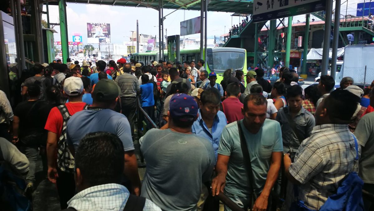 Varias personas quedaron varadas en las paradas del Transmetro.