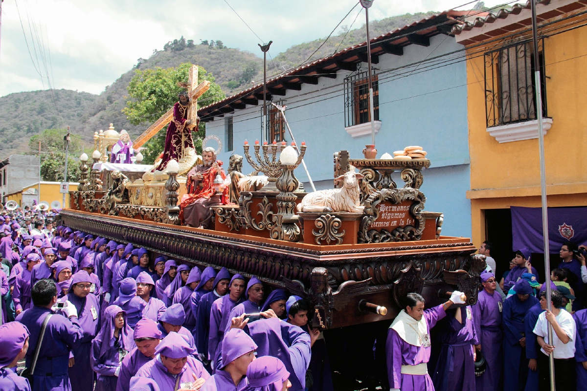 Jesús Nazareno  de la Dulce Mirada es llevado en hombros por feligreses en calles de Antigua Guatemala. (Foto Prensa Libre: Miguel López)