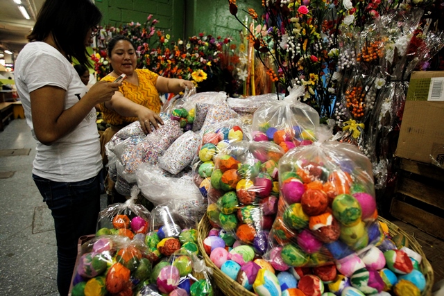 Los cascarones de colores son muy solicitados previo a inicio de Cuaresma. (Foto Prensa Libre: Paulo Raquec)