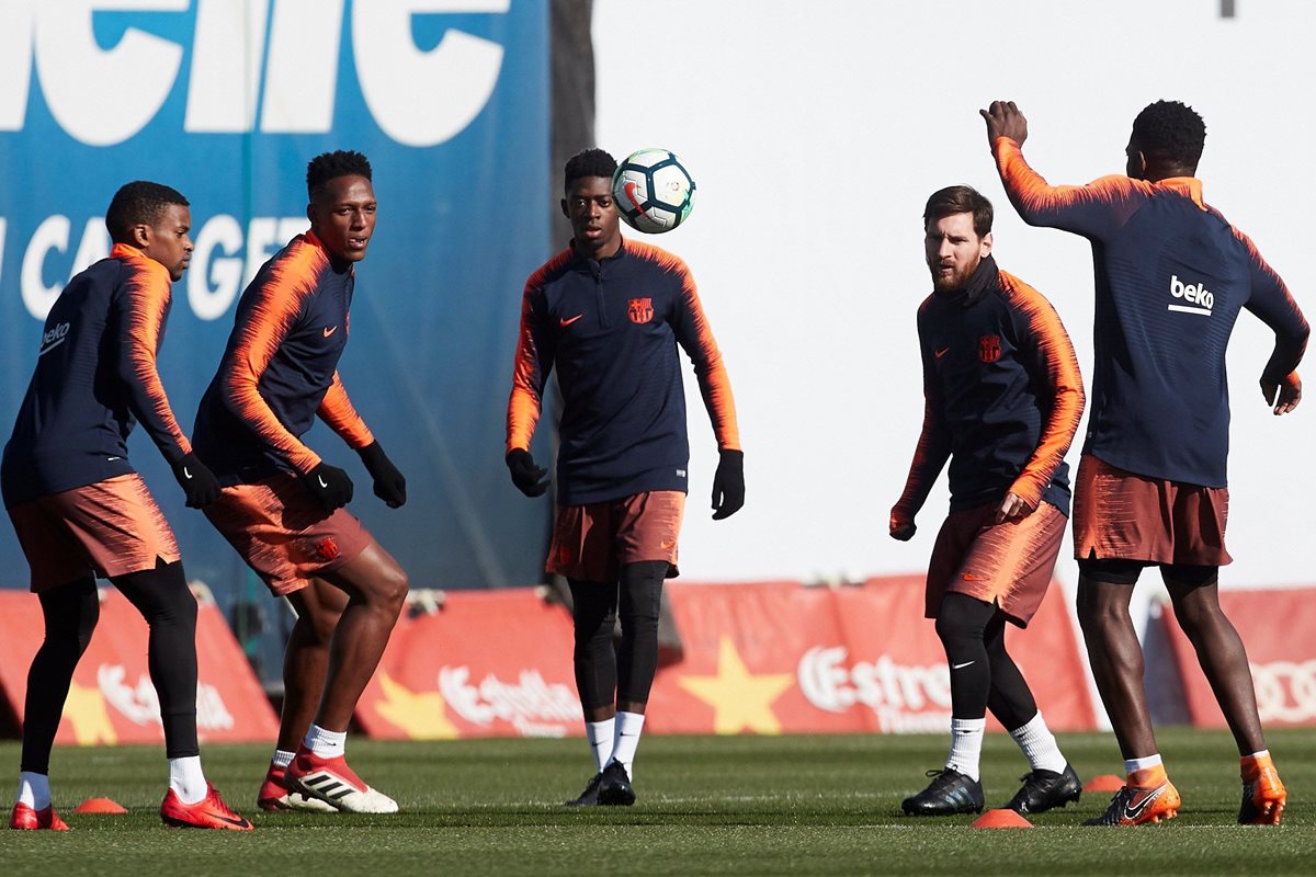 Los jugadores del FC Barcelona Nélson Semedo, Yerri Mina, Ousmane Dembélé, Lionel Messi y Samuel Umtiti, durante el entrenamiento realizado este sábado la Ciudad Deportiva Joan Gamper. (Foto Prensa Libre: EFE)