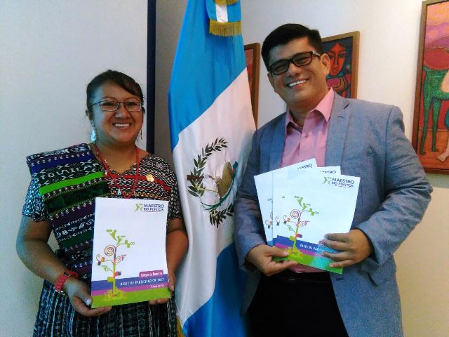 Sonia Antonieta Menchú Tzul y Boris Vinicio Martínez Tobar, galardonados con el Premio Maestro 100 Puntos 2016. (Foto Prensa Libre: Oscar Felipe Quisque)